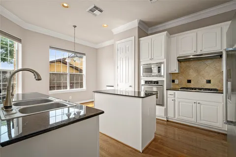 $400,000 | 3210 West Park At Beverly Hills, Houston, TX 77057