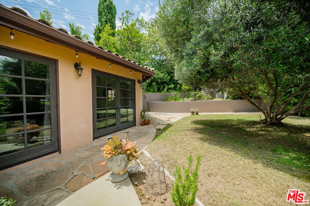 503 North Greencraig Road Los Angeles, CA 90049 - Photo 52 of 59 a backyard of a house with large trees and plants
