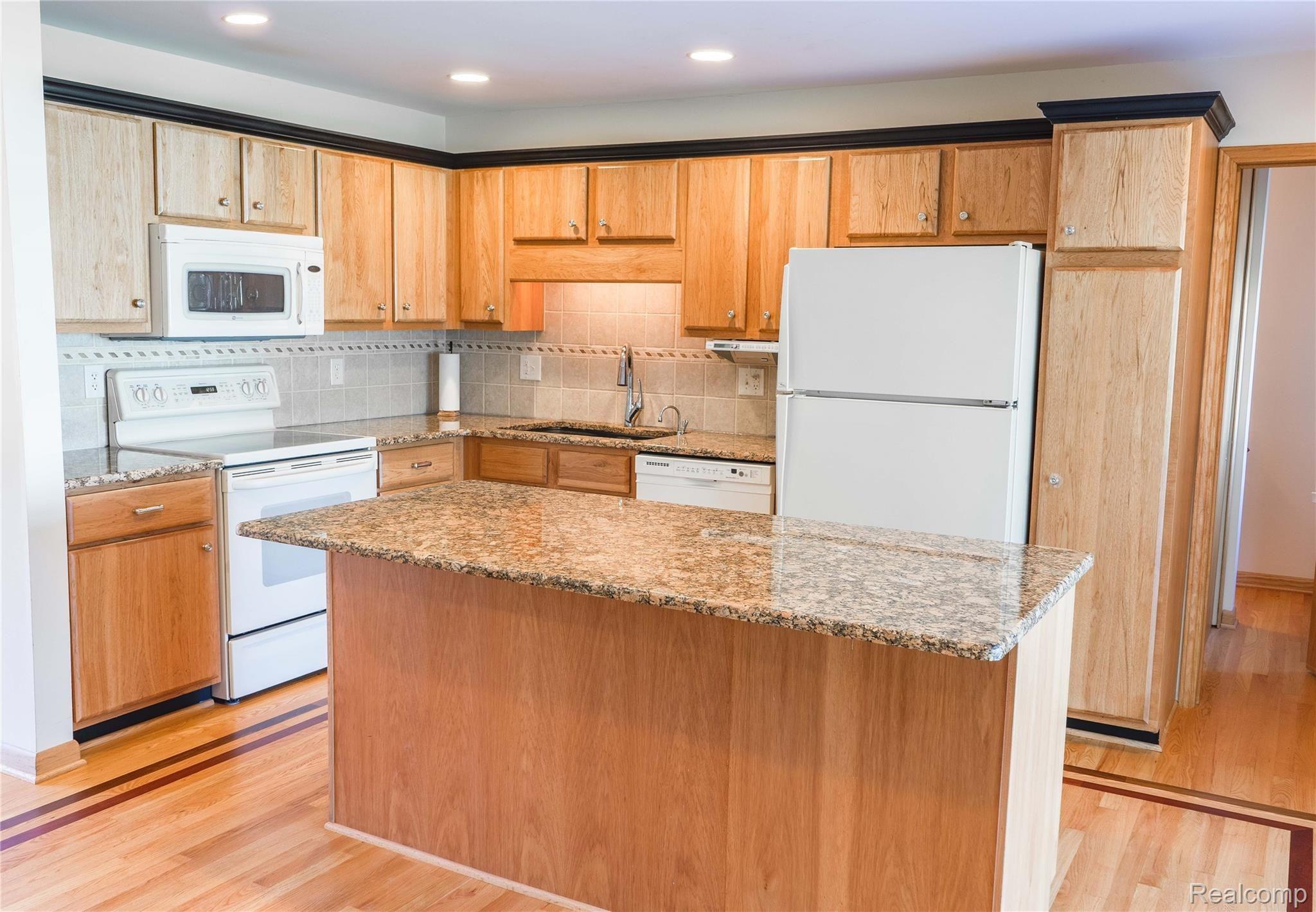 40440 Village Wood Road Novi, MI 48375 - Photo 9 of 27 Kitchen.jpg