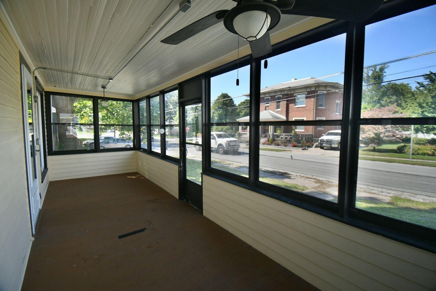 513 North College Avenue Rensselaer, IN 47978 - Photo 3 of 29 a view of an entryway