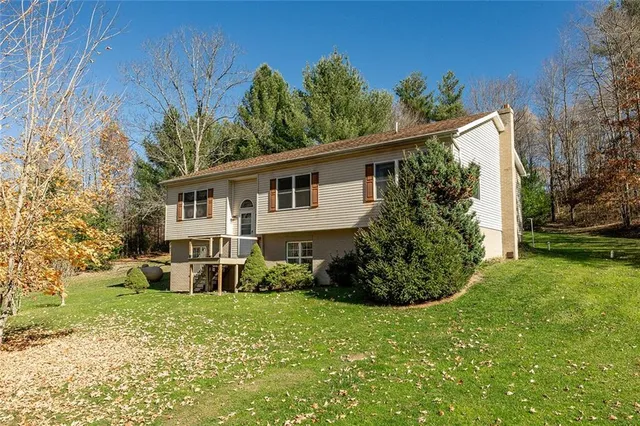 a view of a house with backyard and garden