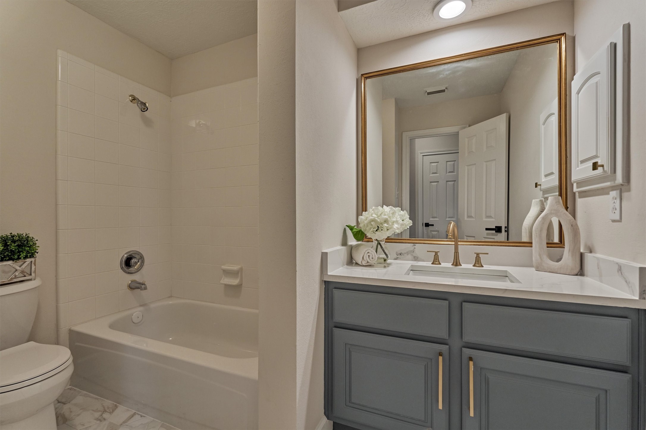 3 Heartleaf Court Spring, TX 77381 - Photo 27 of 46 Secondary full bathroom has been gorgeously updated and features a tub/shower combo!