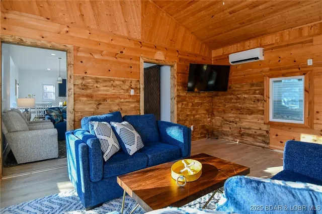 $525,000 | 30946 Redbud Lane, Rocky Mount, MO 65072