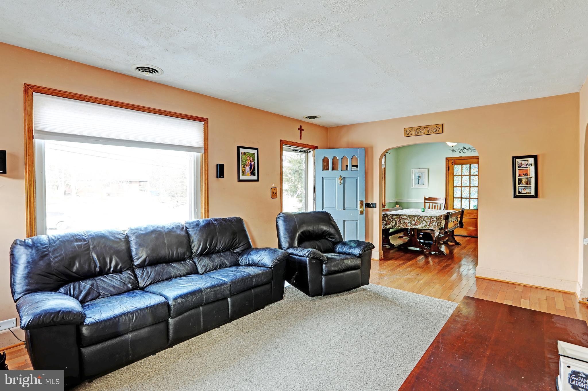 505 Uniontown Road Westminster, MD 21158 - Photo 3 of 26 Living Room