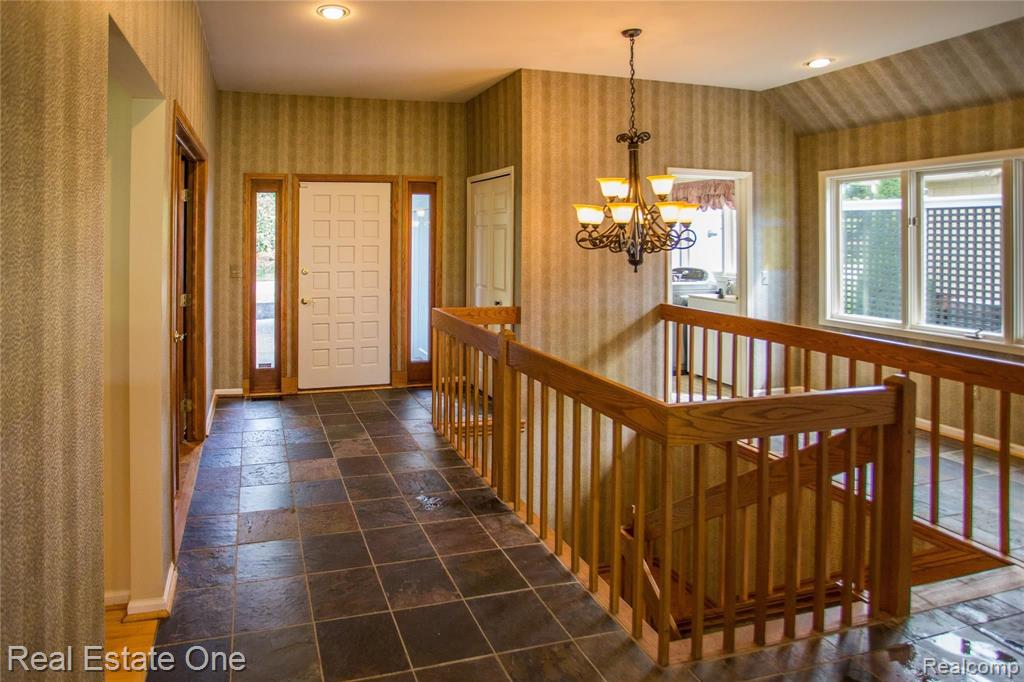 673 Augusta Drive Rochester Hills, MI 48309 - Photo 5 of 36