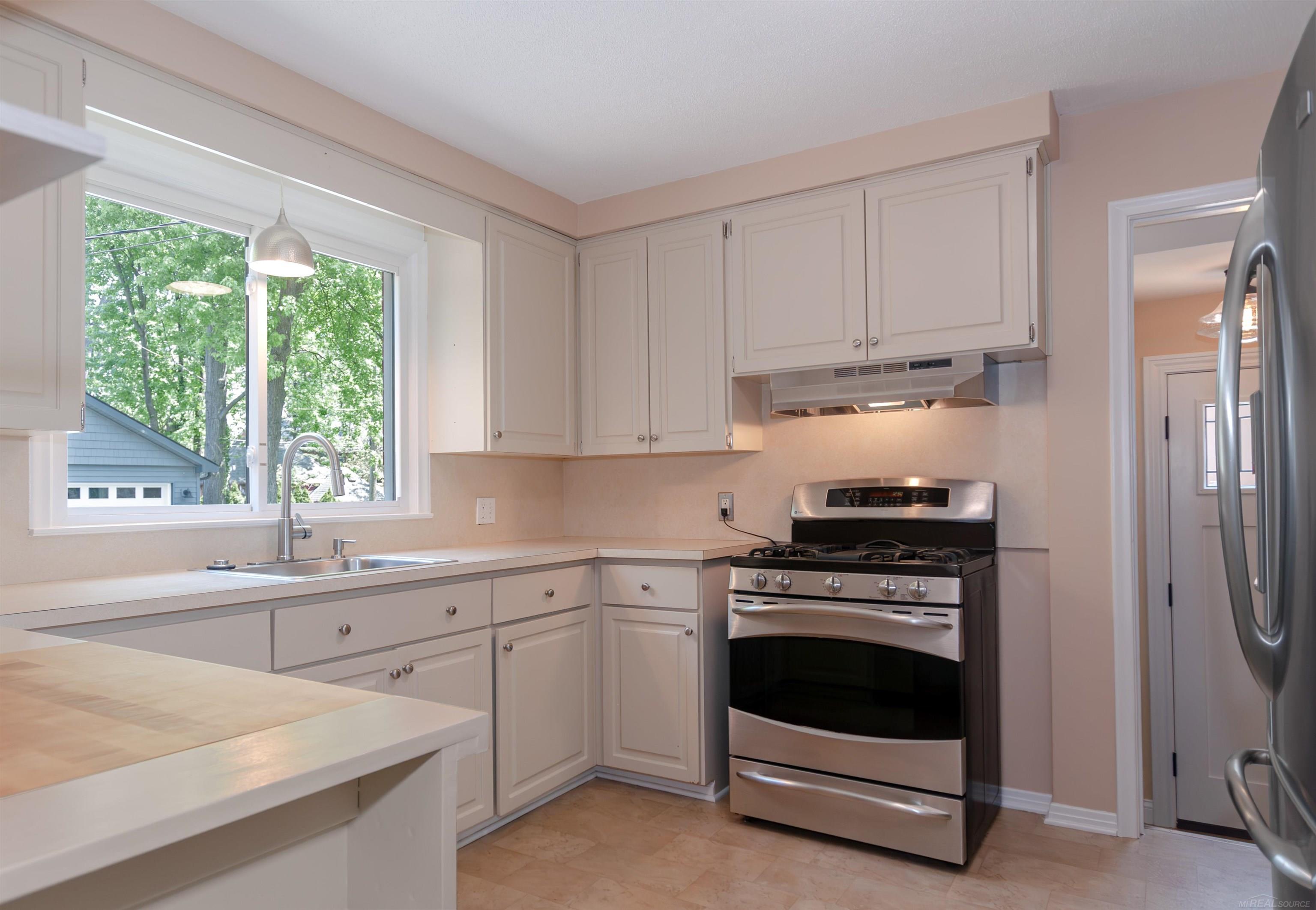 1772 Prestwick Road Grosse Pointe Woods, MI 48236 - Photo 16 of 58