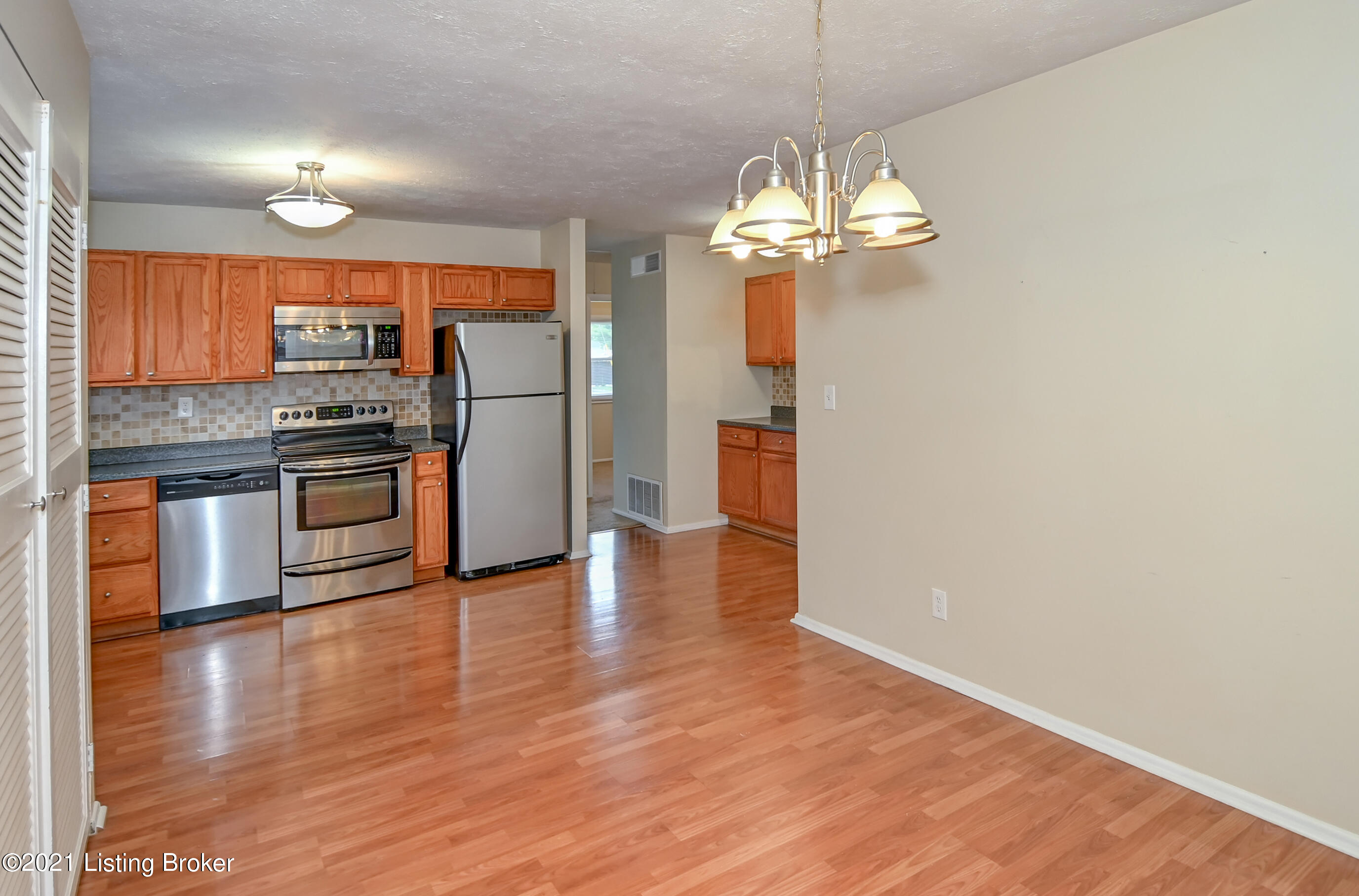 6816 Barbrook Road Louisville, KY 40258 - Photo 15 of 30 6816BarbrookRd-15