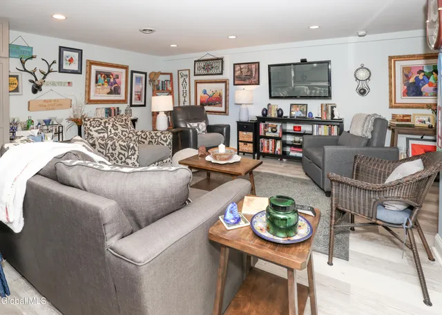 $499,900 | 957 West Pine Hill Drive, Guilderland, NY 12303