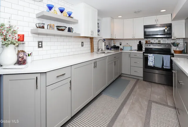 $499,900 | 957 West Pine Hill Drive, Guilderland, NY 12303