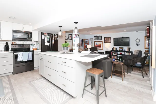 $499,900 | 957 West Pine Hill Drive, Guilderland, NY 12303