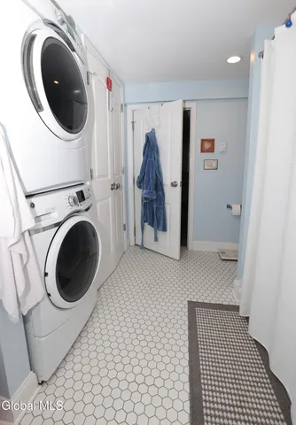 $499,900 | 957 West Pine Hill Drive, Guilderland, NY 12303