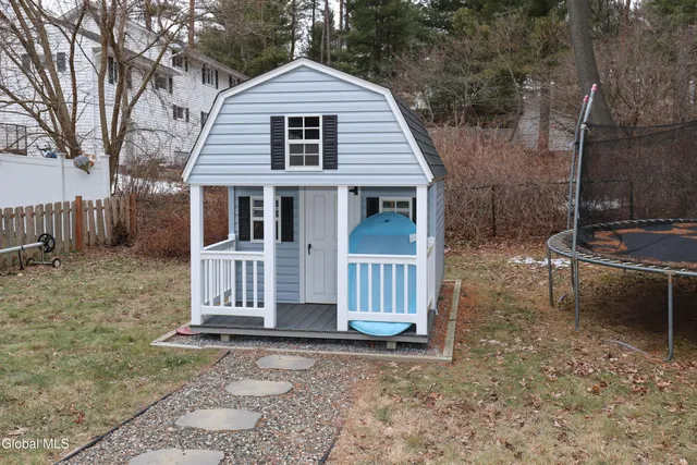 $499,900 | 957 West Pine Hill Drive, Guilderland, NY 12303