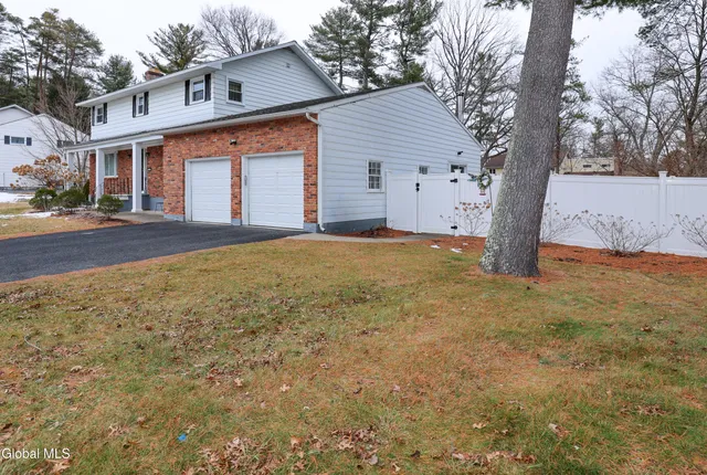 $499,900 | 957 West Pine Hill Drive, Guilderland, NY 12303