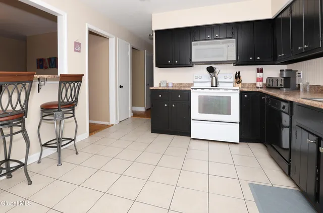 $499,900 | 957 West Pine Hill Drive, Guilderland, NY 12303