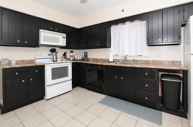 $499,900 | 957 West Pine Hill Drive, Guilderland, NY 12303