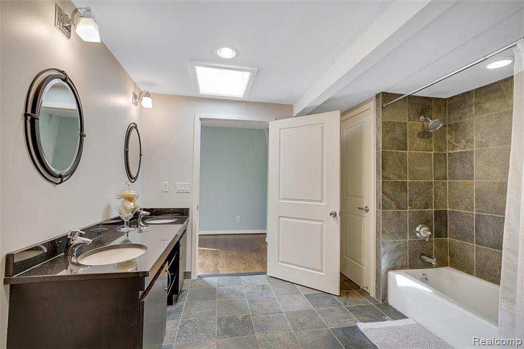 711 Rivenoak Street Birmingham, MI 48009 - Photo 21 of 58