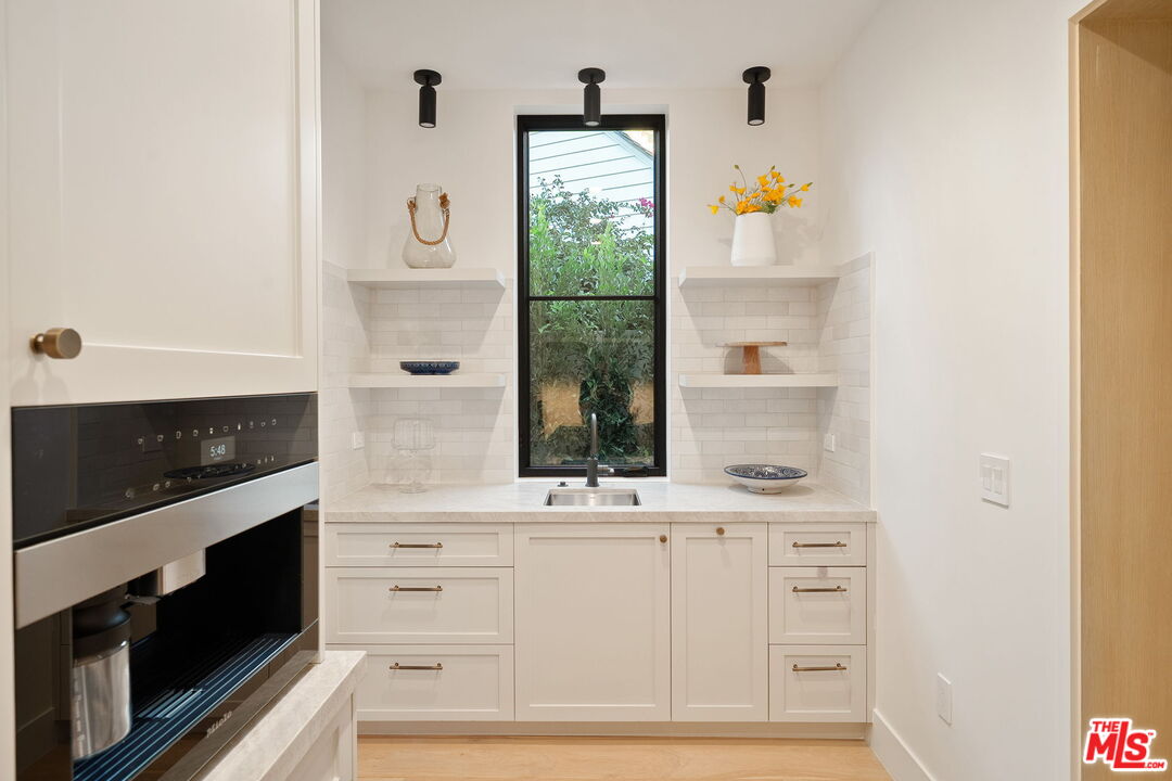 10444 Charing Cross Road Los Angeles, CA 90024 - Photo 18 of 74 a bathroom with a sink and a mirror