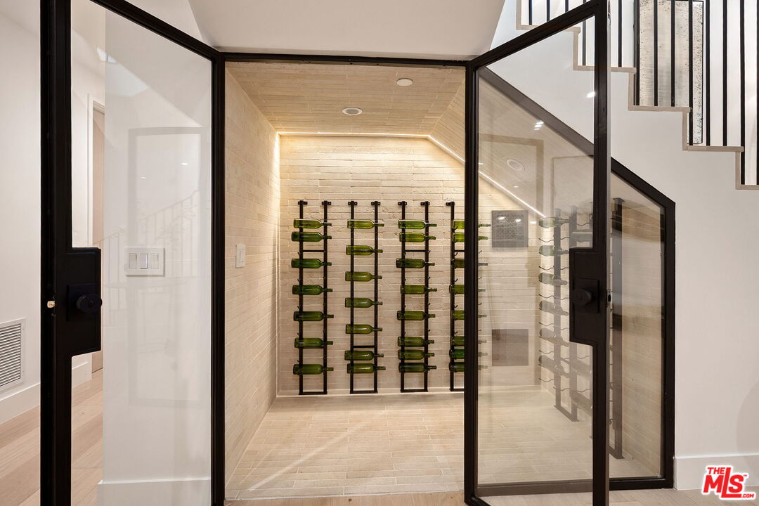 10444 Charing Cross Road Los Angeles, CA 90024 - Photo 52 of 74 a view of a entryway