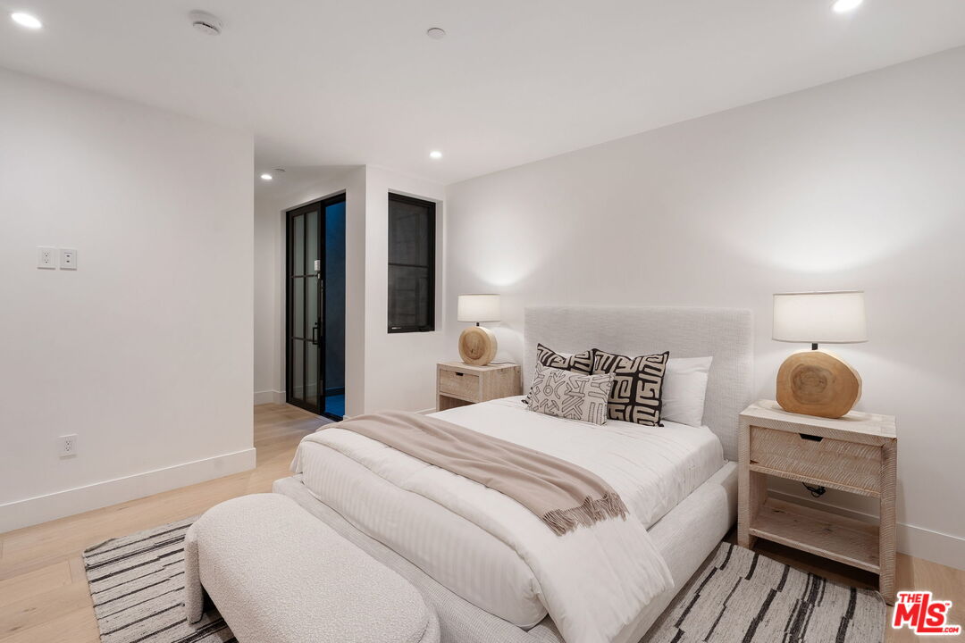 10444 Charing Cross Road Los Angeles, CA 90024 - Photo 57 of 74 a bedroom with a bed and a lamp