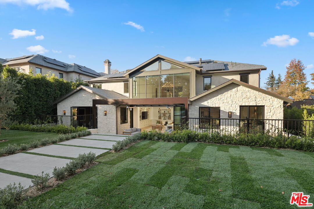 10444 Charing Cross Road Los Angeles, CA 90024 - Photo 62 of 74 a front view of a house with garden