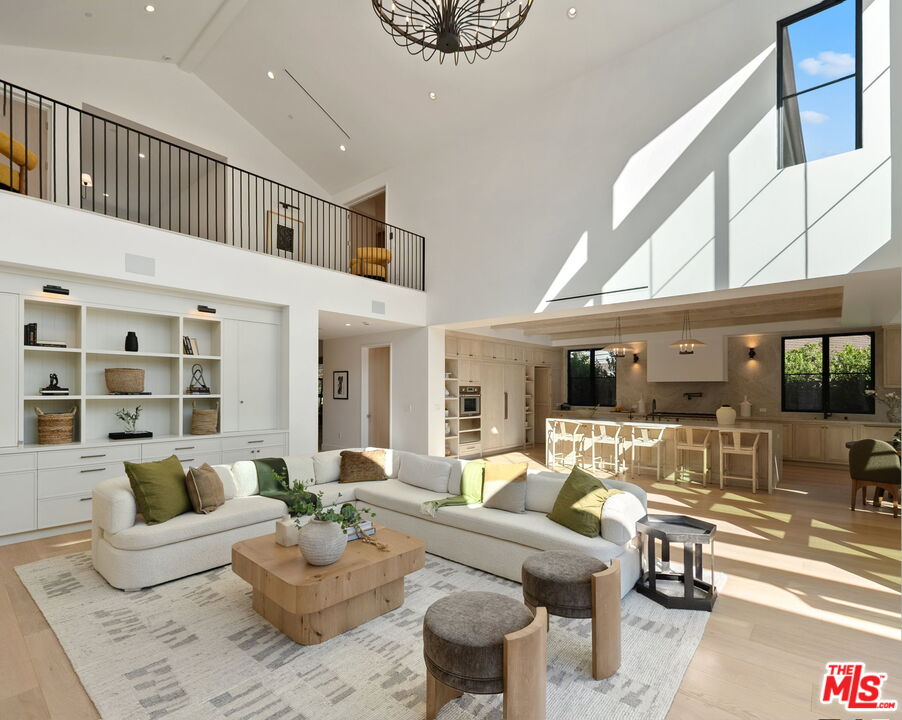 10444 Charing Cross Road Los Angeles, CA 90024 - Photo 9 of 74 a living room with furniture