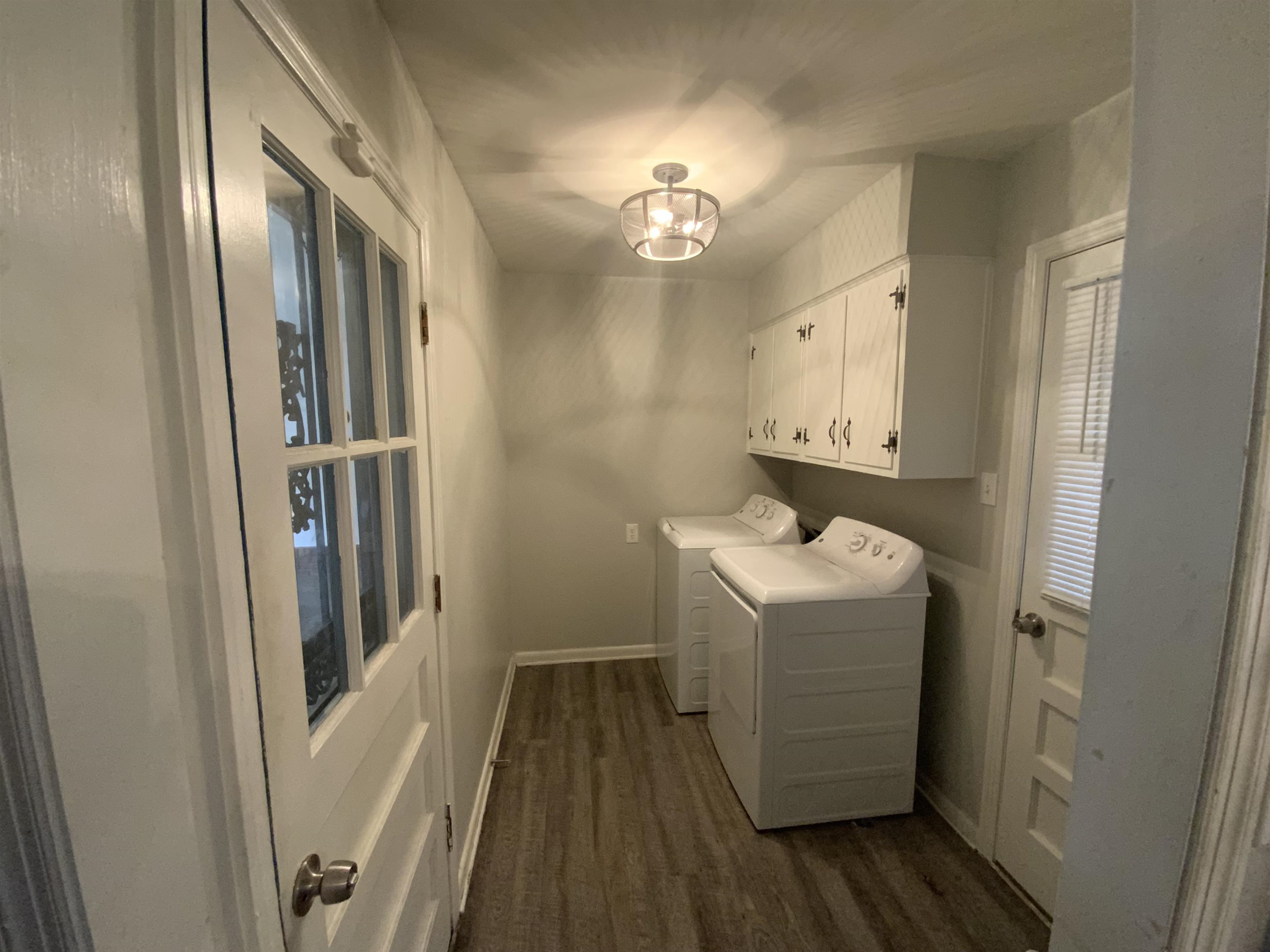 2965 Falkirk Road Memphis, TN 38128 - Photo 5 of 27 a bathroom with a sink a mirror and a shower