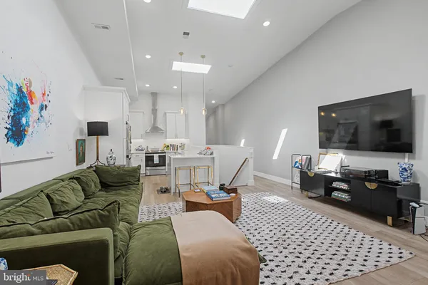 $4,275 | 120-00 North 3rd Street, Unit 4, Philadelphia, PA 19106