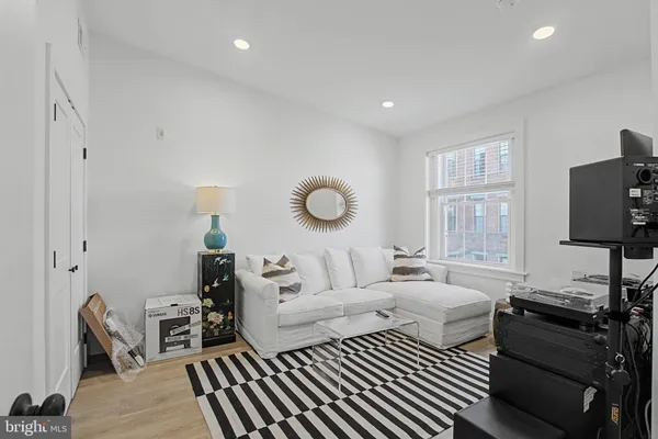 $4,275 | 120-00 North 3rd Street, Unit 4, Philadelphia, PA 19106