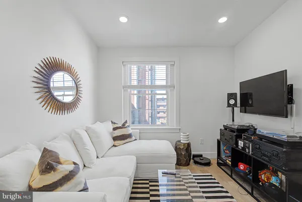 $4,275 | 120-00 North 3rd Street, Unit 4, Philadelphia, PA 19106