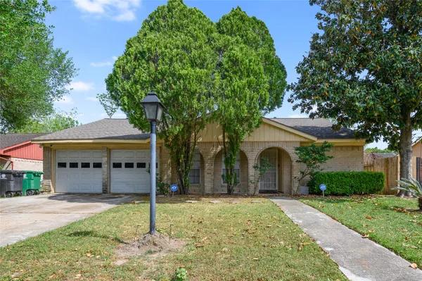 $1,800 | 10427 Huntington Pl Drive, Houston, TX 77099