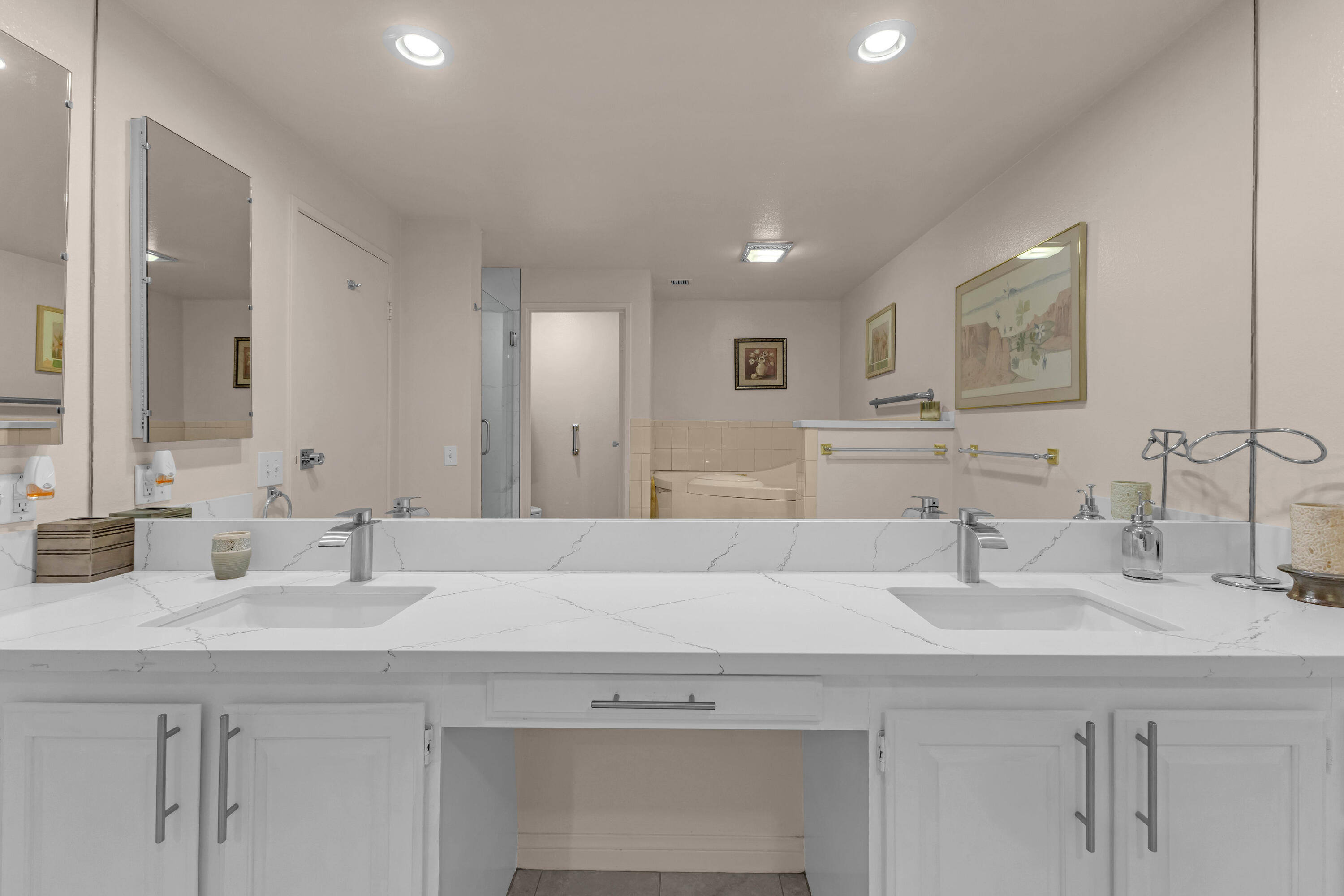 910 Island Drive, Unit 112 Rancho Mirage, CA 92270 - Photo 24 of 47 a bathroom with double sink and a mirror