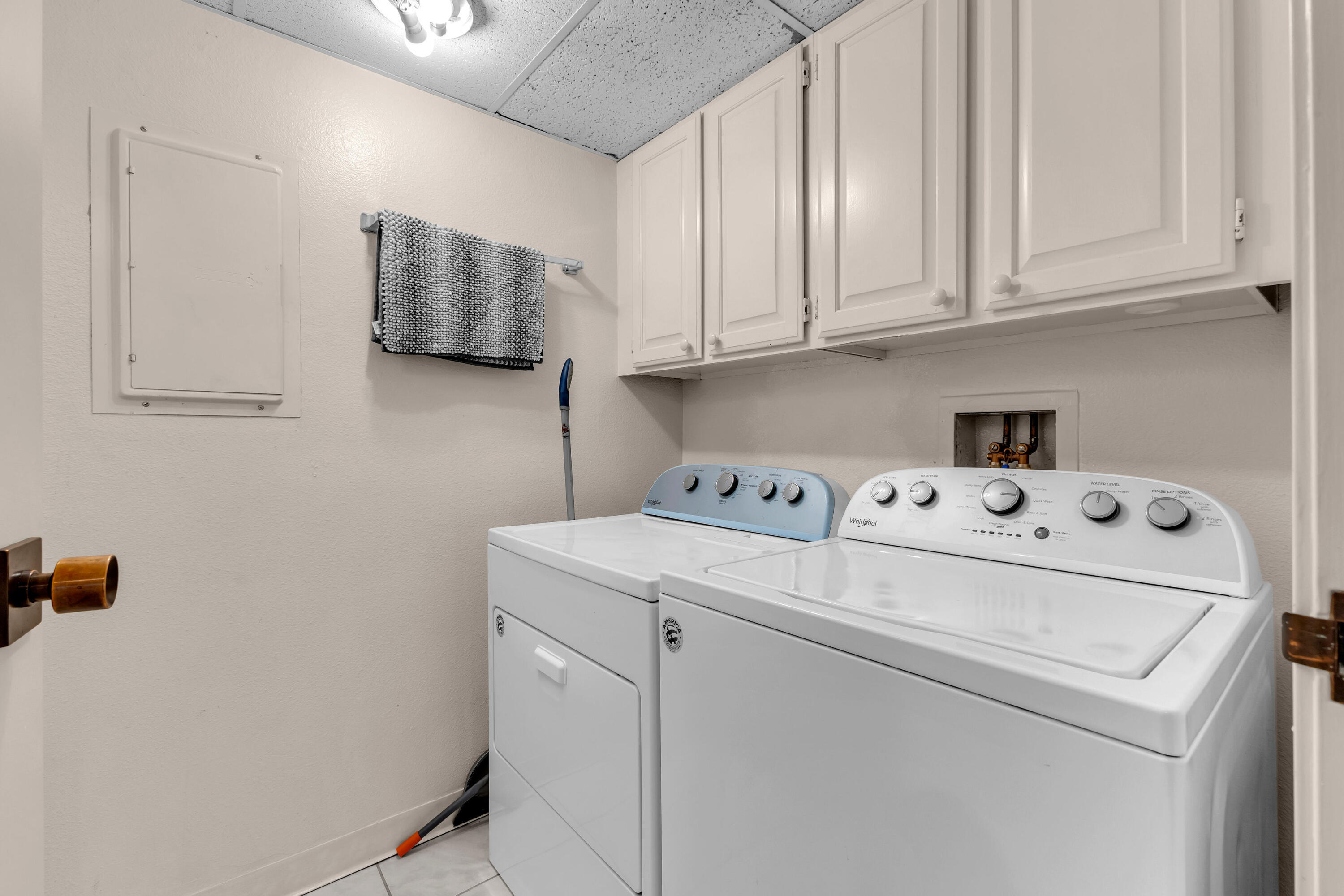 910 Island Drive, Unit 112 Rancho Mirage, CA 92270 - Photo 38 of 47 a utility room with dryer and washer