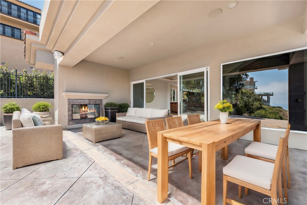14 Mar Del Rey San Clemente, CA 92673 - Photo 8 of 70 a living room with furniture and a potted plant