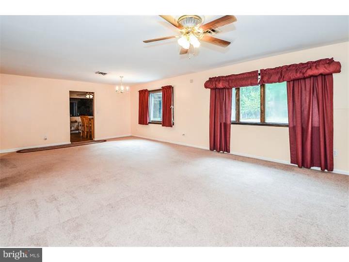 454 New Road Southampton, NJ 08088 - Photo 5 of 25 Living Room