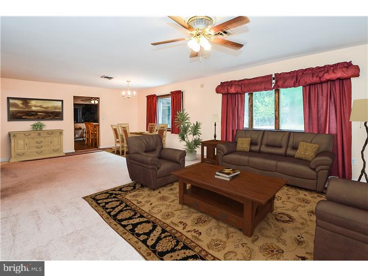 454 New Road Southampton, NJ 08088 - Photo 6 of 25 Living Room