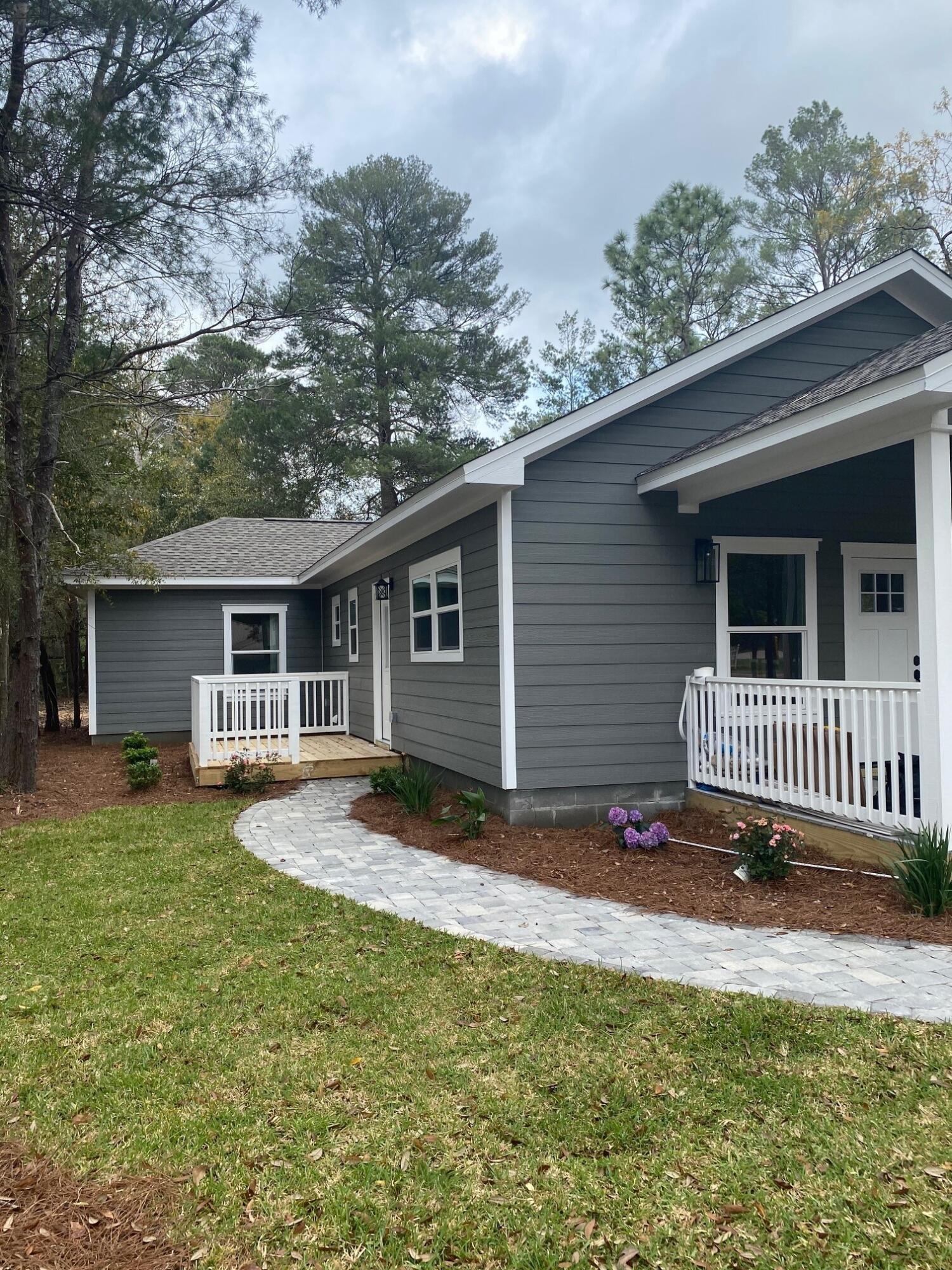 575 East Roberts Road DeFuniak Springs, FL 32433 - Photo 7 of 7 a backyard of a house