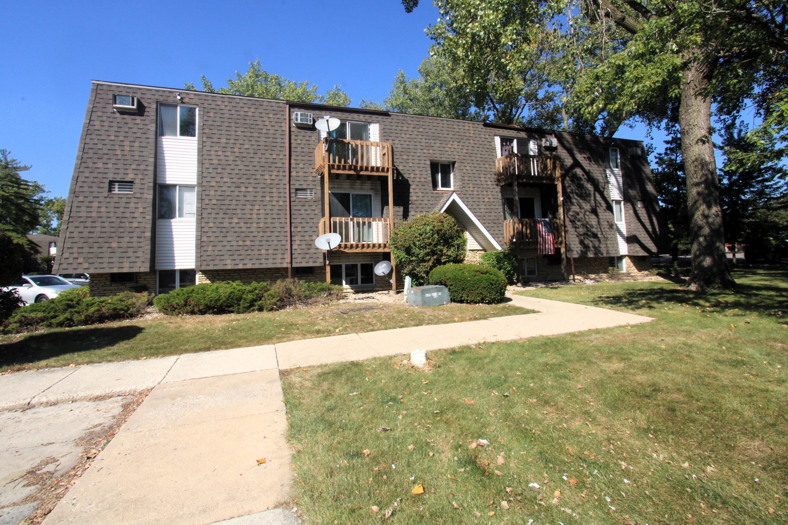 212 Madison Street, Unit 1B Joliet, IL 60435 - Photo 16 of 21 a view of a house with backyard and plants