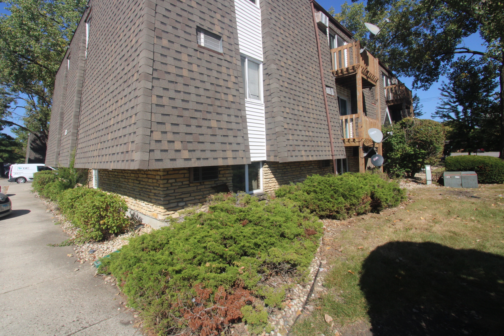 212 Madison Street, Unit 1B Joliet, IL 60435 - Photo 17 of 21 a front view of a house with garden