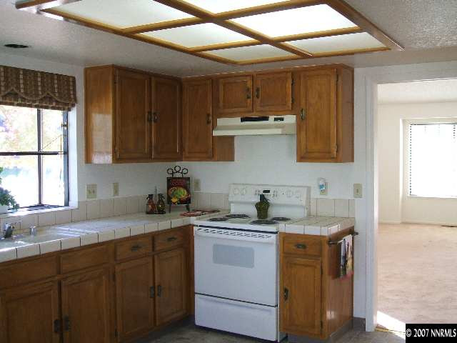 5301 Vista Ridge Way Reno, NV 89523 - Photo 3 of 9 a kitchen with sink a microwave and cabinets