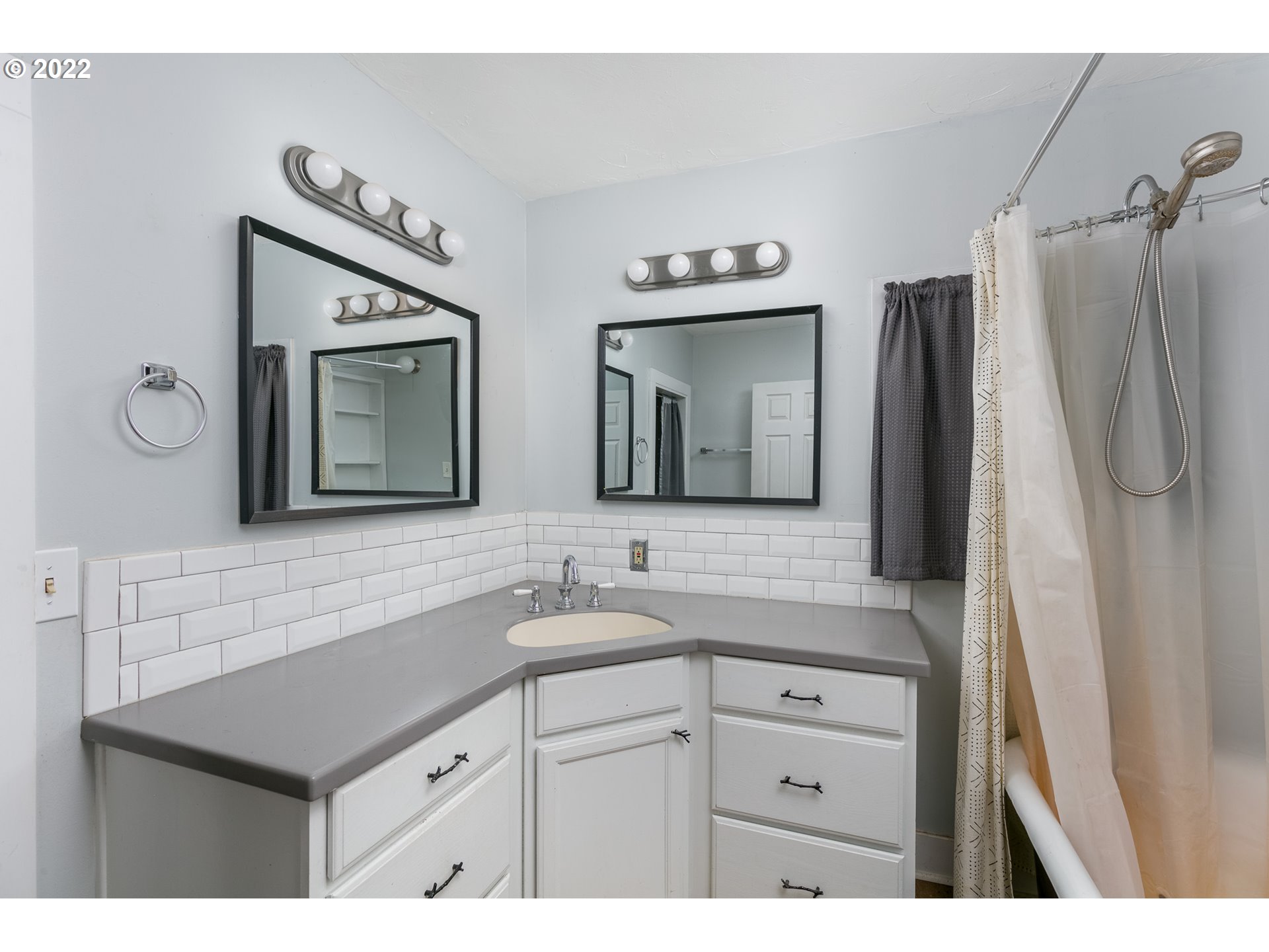 2435 Kingsley Road Hood River, OR 97031 - Photo 12 of 32 Gallery Image 12