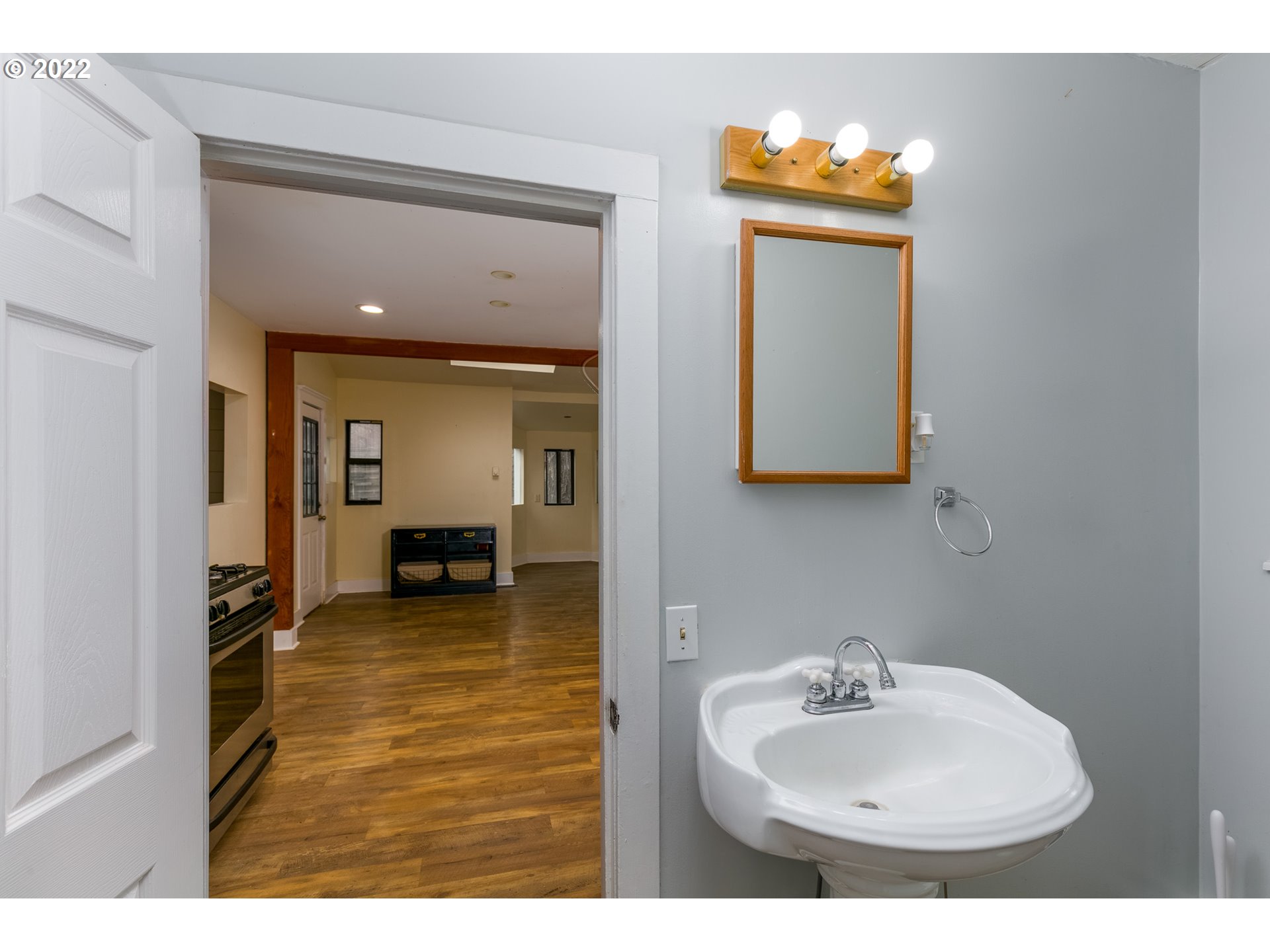 2435 Kingsley Road Hood River, OR 97031 - Photo 13 of 32 Gallery Image 13