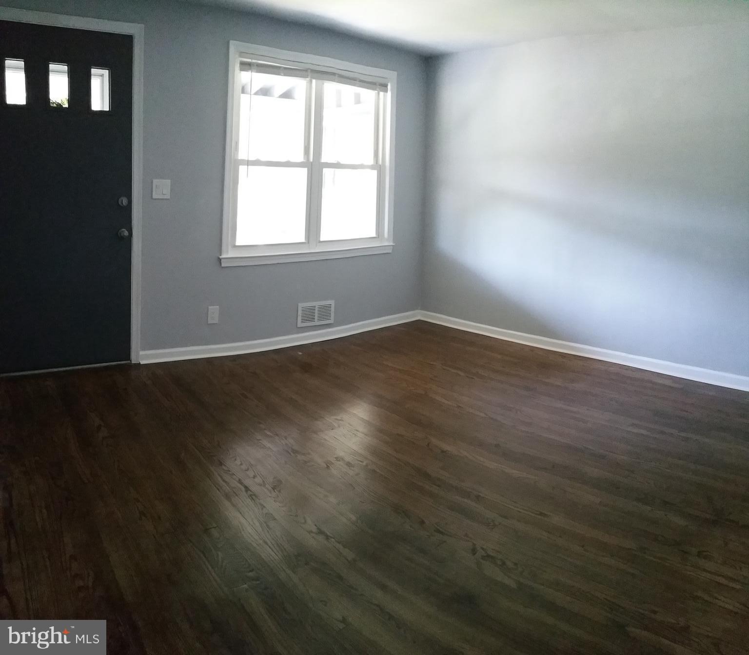 1829 Dunmere Road Baltimore, MD 21222 - Photo 6 of 26 Living Room