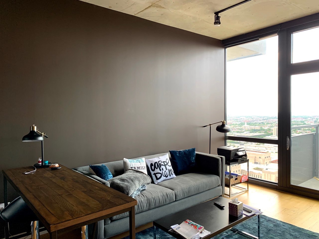 235 West Van Buren Street, Unit 4413 Chicago, IL 60607 - Photo 8 of 23 a living room with furniture and a window
