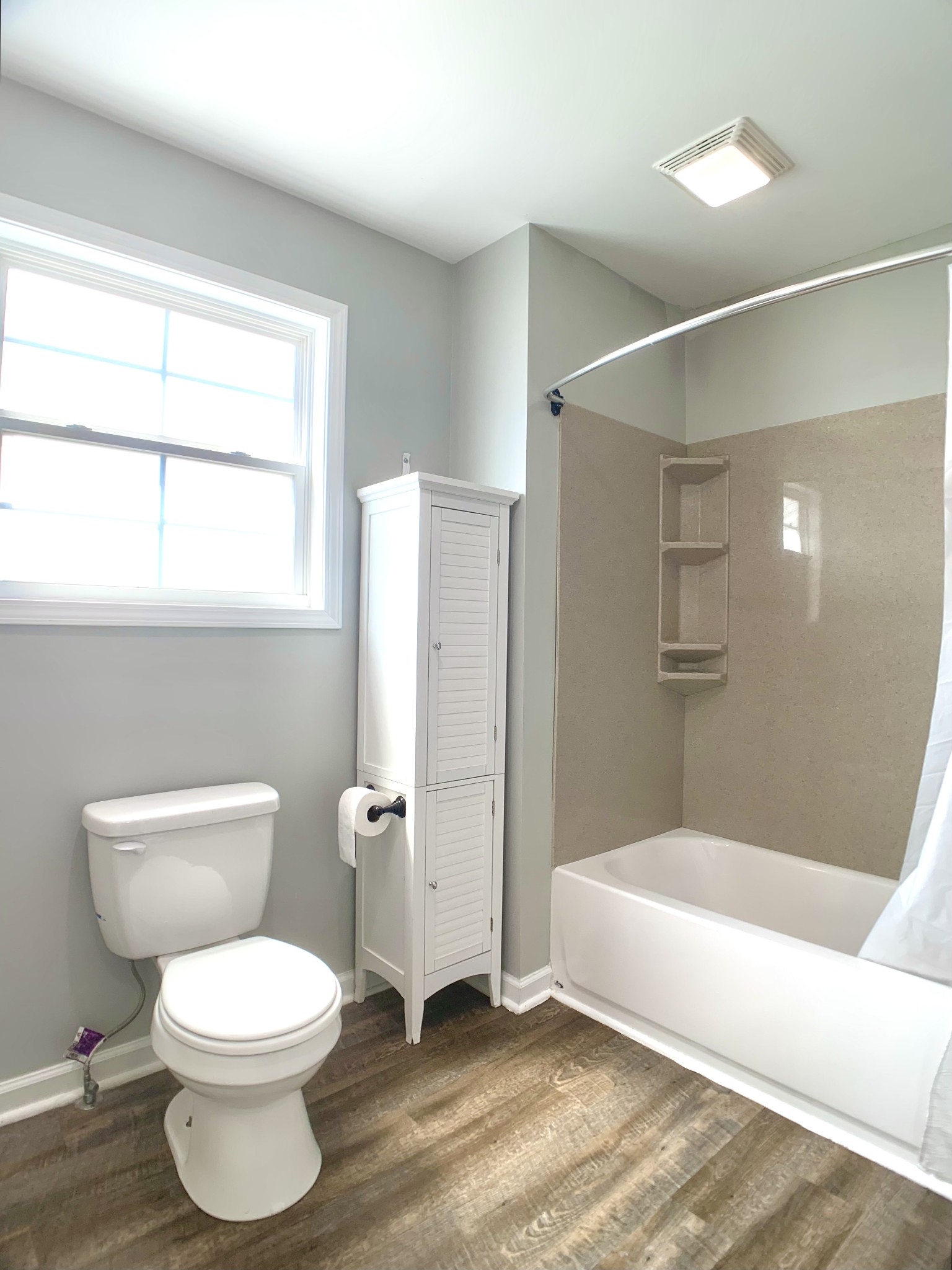 819 Stableford Road Oak Grove, KY 42262 - Photo 29 of 50 a bathroom with a toilet a sink and a bathtub