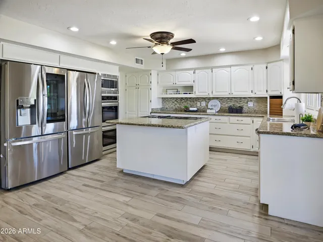 a view of entryway with a room