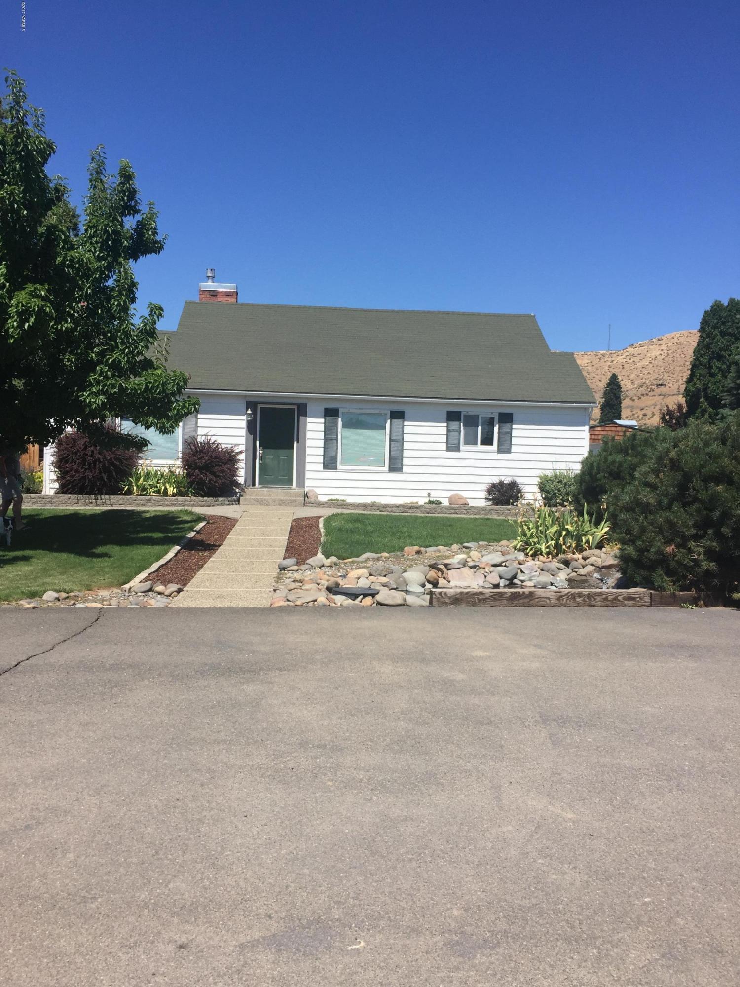 431 Allan Road Naches, WA 98937 - Photo 1 of 50 a front view of a house with a yard and garage