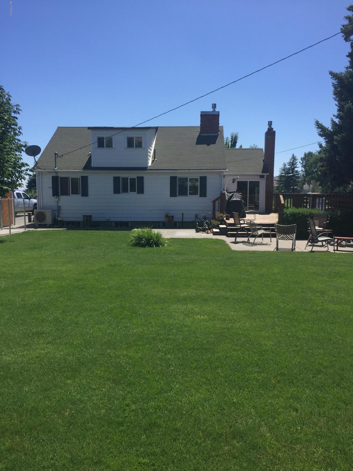 431 Allan Road Naches, WA 98937 - Photo 13 of 50 a front view of a house with garden