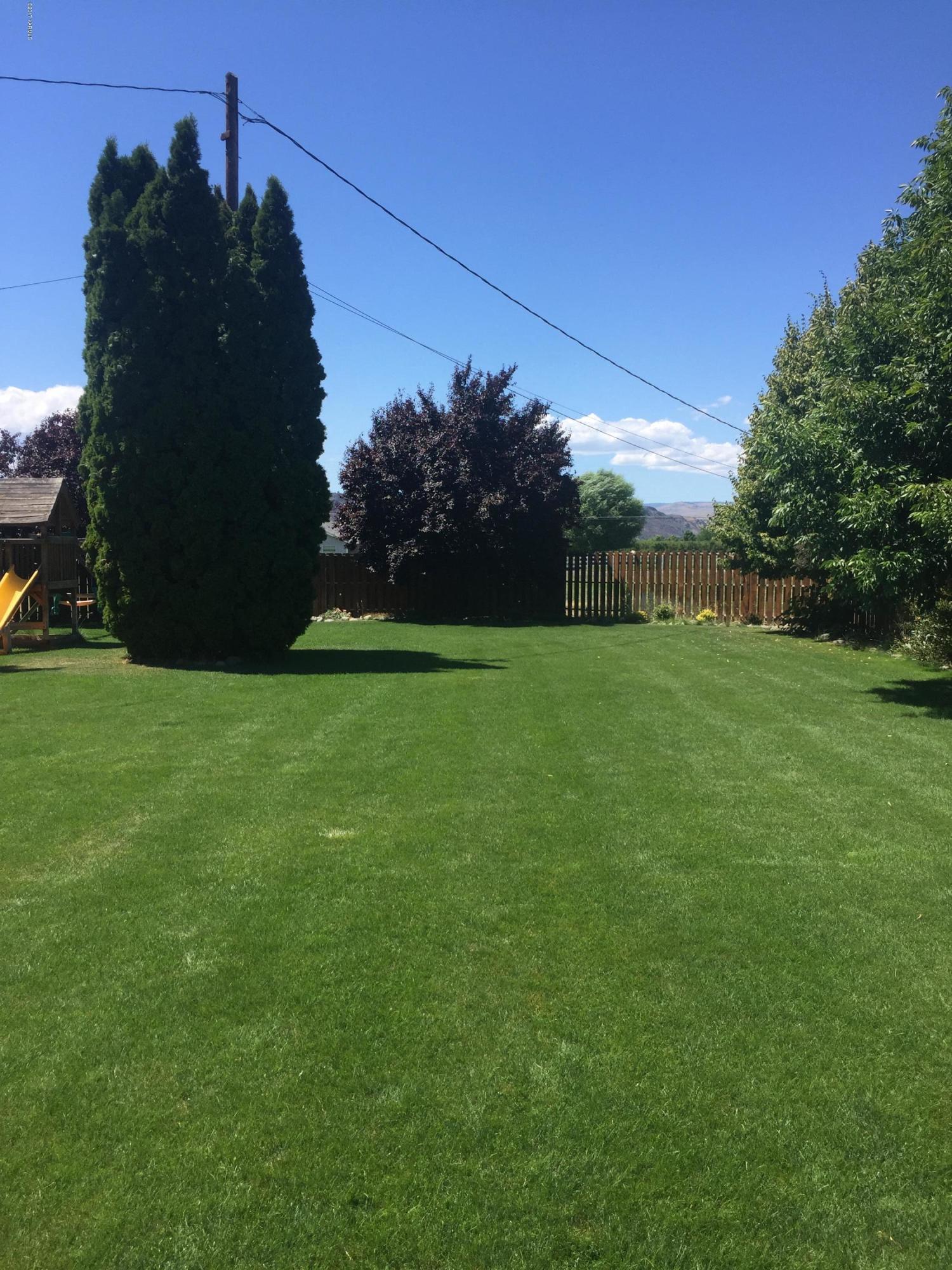 431 Allan Road Naches, WA 98937 - Photo 14 of 50 a view of a field of grass and trees