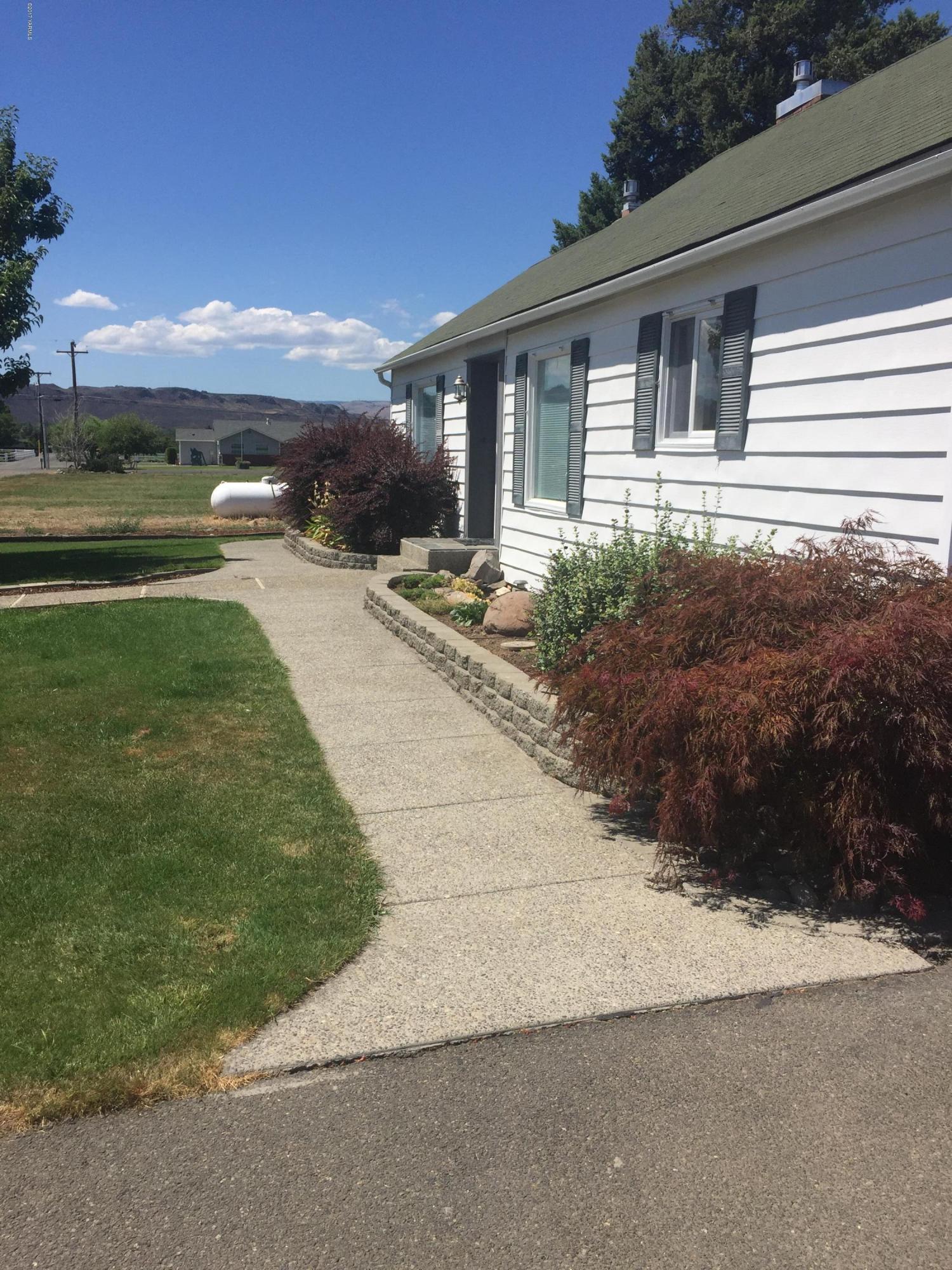 431 Allan Road Naches, WA 98937 - Photo 18 of 50 a front view of house with yard and green space