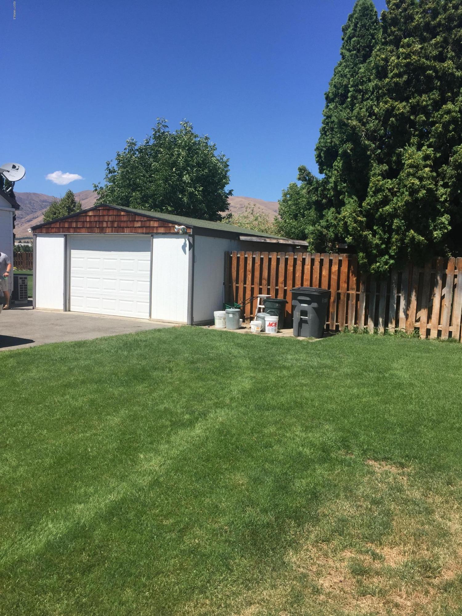 431 Allan Road Naches, WA 98937 - Photo 19 of 50 a backyard of a house with lots of green space